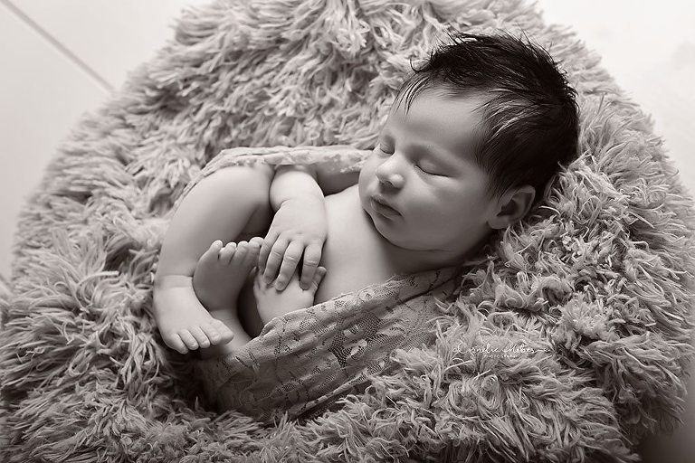 Neugeborenenshooting Neugeborenenfotografie Neugeborenenfotos newborn shooting Babyfotografie Babyfotos baby photographer Babyfotograf Zug Zürich Luzern Aargau Schwyz Cornelia Moebes Photography