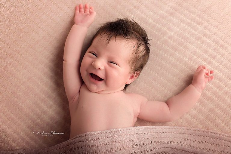 Neugeborenenshooting Neugeborenenfotografie Neugeborenenfotos newborn shooting Babyfotografie Babyfotos baby photographer Babyfotograf Zug Zürich Luzern Aargau Schwyz Cornelia Moebes Photography