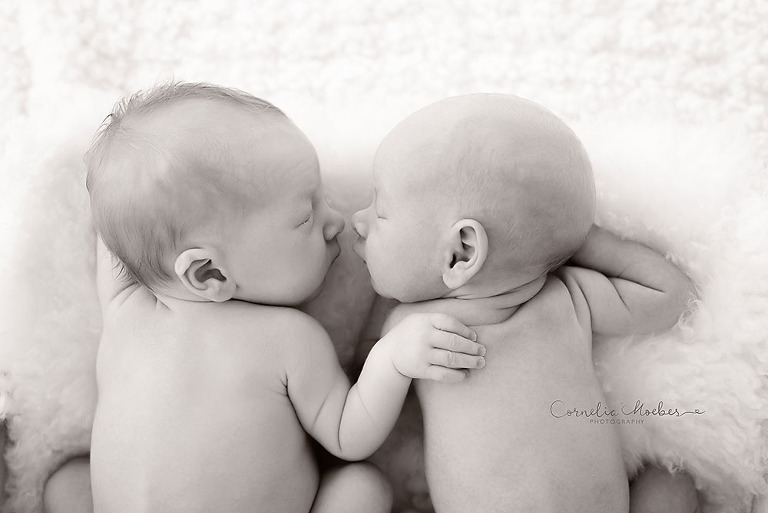 Zwillingsshooting Neugeborenenshooting newbornshooting Neugeborenenfotografie Babyfotografie Cornelia Moebes Photography