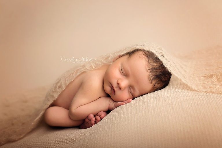 Neugeborenenbilder Neugeborenenshooting Neugeborenenfotografie newbornphotography newborn shooting Babyfotografie Babyfotograf Zug Zürich Luzern Aargau Schwyz Cornelia Moebes Photography