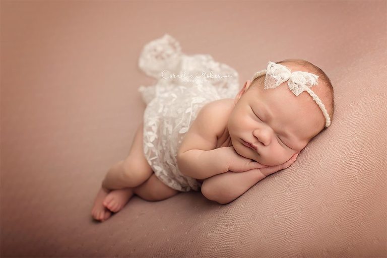 Neugeborenenbilder Neugeborenenshooting Neugeborenenfotografie newbornphotography newborn shooting Babyfotografie Babyfotograf Zug Zürich Luzern Aargau Schwyz Cornelia Moebes Photography