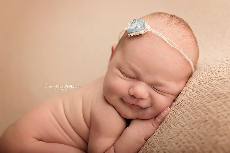 Neugeborenenbilder Neugeborenenshooting Neugeborenenfotografie newbornphotography newborn shooting Babyfotografie Babyfotograf Zug Zürich Luzern Aargau Schwyz Cornelia Moebes Photography