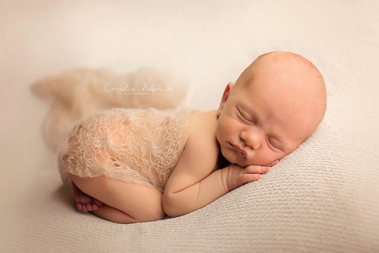 Neugeborenenbilder Neugeborenenshooting Neugeborenenfotografie newbornphotography newborn shooting Babyfotografie Babyfotograf Zug Zürich Luzern Aargau Schwyz Cornelia Moebes Photography