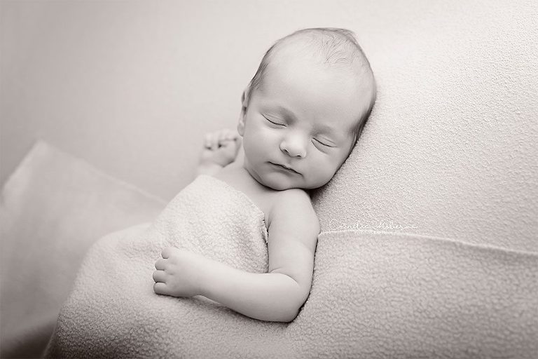 Neugeborenenbilder Neugeborenenshooting Neugeborenenfotografie newbornphotography newborn shooting Babyfotografie Babyfotograf Zug Zürich Luzern Aargau Schwyz Cornelia Moebes Photography