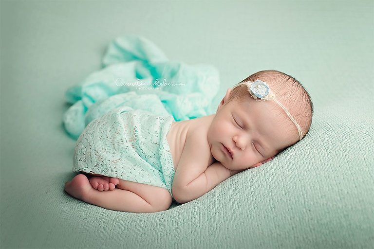 Neugeborenenbilder Neugeborenenshooting Neugeborenenfotografie newbornphotography newborn shooting Babyfotografie Babyfotograf Zug Zürich Luzern Aargau Schwyz Cornelia Moebes Photography