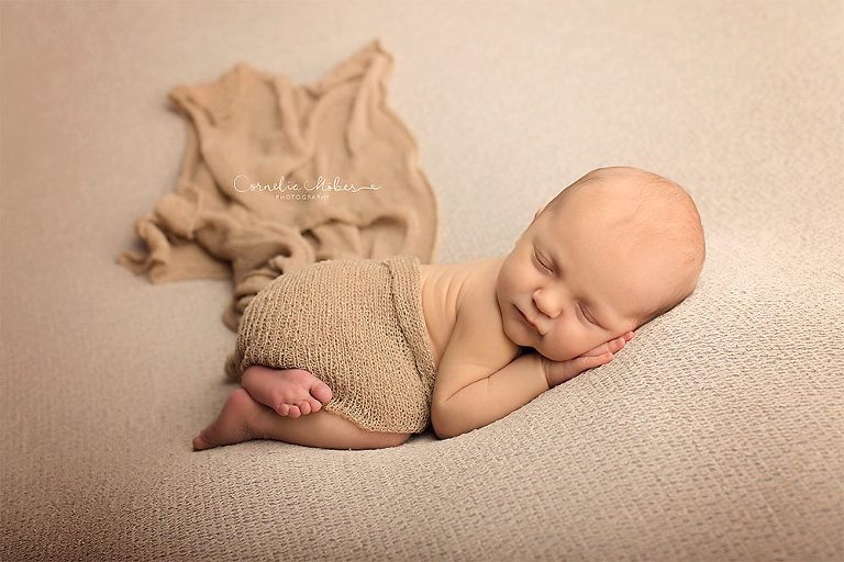 Neugeborenenbilder Neugeborenenshooting Neugeborenenfotografie newbornphotography newborn shooting Babyfotografie Babyfotograf Zug Zürich Luzern Aargau Schwyz Cornelia Moebes Photography