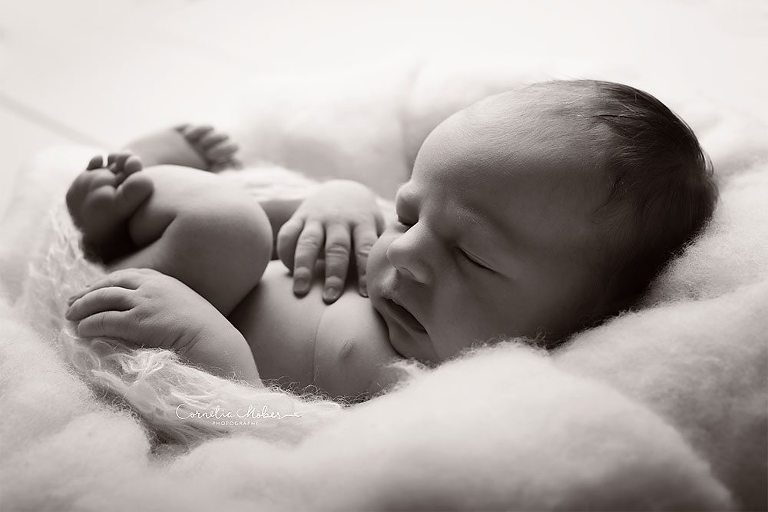 Neugeborenenbilder Neugeborenenshooting Neugeborenenfotografie newbornphotography newborn shooting Babyfotografie Babyfotograf Zug Zürich Luzern Aargau Schwyz Cornelia Moebes Photography