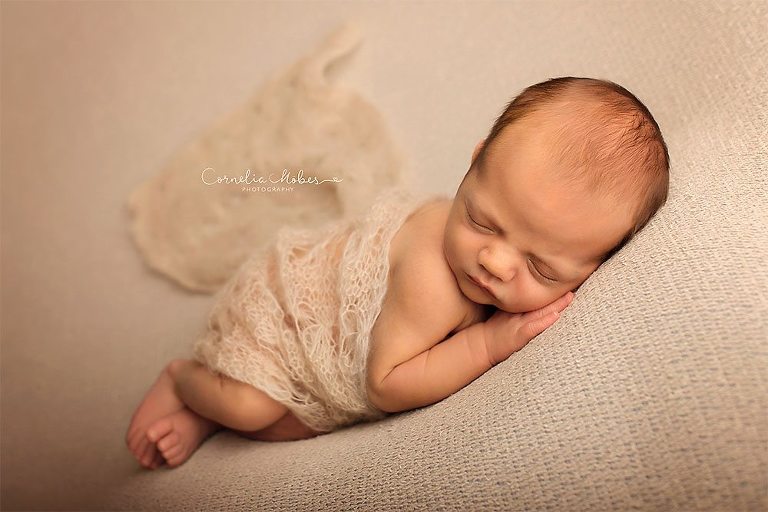 Neugeborenenbilder Neugeborenenshooting Neugeborenenfotografie newbornphotography newborn shooting Babyfotografie Babyfotograf Zug Zürich Luzern Aargau Schwyz Cornelia Moebes Photography