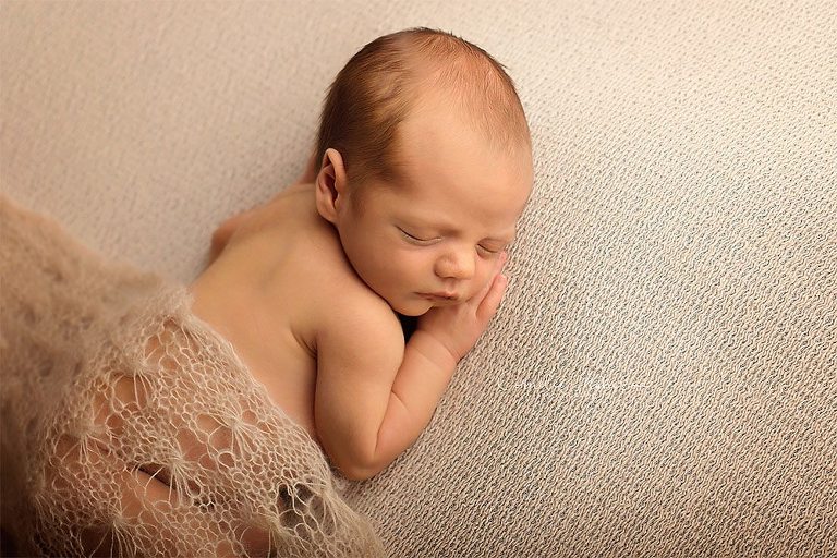 Neugeborenenbilder Neugeborenenshooting Neugeborenenfotografie newbornphotography newborn shooting Babyfotografie Babyfotograf Zug Zürich Luzern Aargau Schwyz Cornelia Moebes Photography