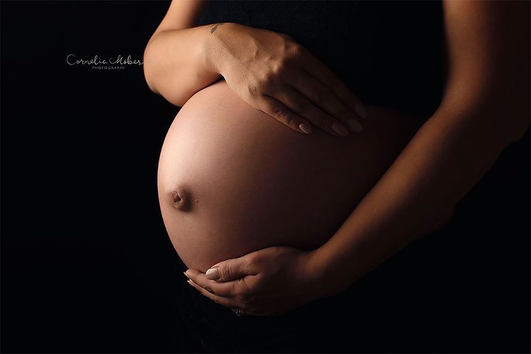Schwangerschaftsfotos-Schwangerschaftsshooting Schwangerschaftsfotografie Babybauch Shooting maternity photographer Mutterschaft Babyfotograf Babyshooting newbornshooting Neugeborenenfotografie Cornelia Moebes Photography Schweiz Zuerich Luzern Zug Aargau Schwyz