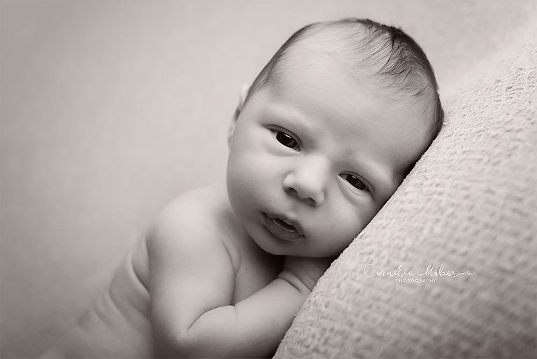 Neugeborenenbilder Neugeborenenshooting Neugeborenenfotografie newbornphotography newborn shooting Babyfotografie Babyfotograf Zug Zürich Luzern Aargau Schwyz Cornelia Moebes Photography