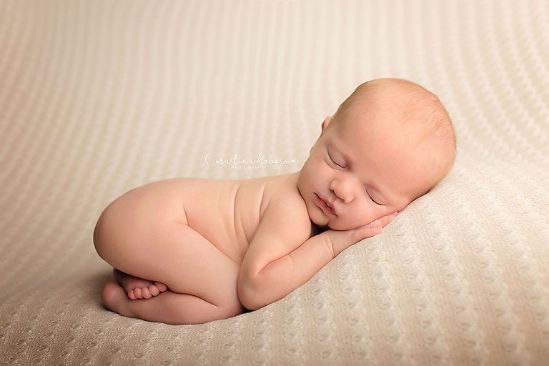 Neugeborenenbilder Neugeborenenshooting Neugeborenenfotografie newbornphotography newborn shooting Babyfotografie Babyfotograf Zug Zürich Luzern Aargau Schwyz Cornelia Moebes Photography