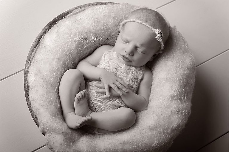 Neugeborenenbilder Neugeborenenshooting Neugeborenenfotografie newbornphotography newborn shooting Babyfotografie Babyfotograf Zug Zürich Luzern Aargau Schwyz Cornelia Moebes Photography