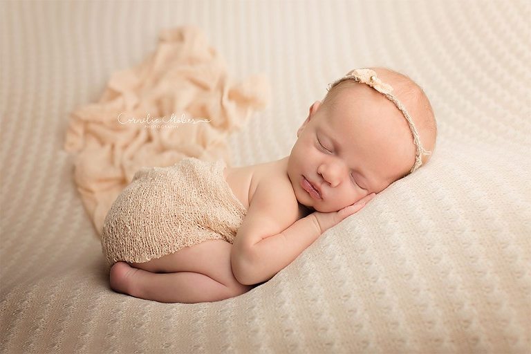 Neugeborenenbilder Neugeborenenshooting Neugeborenenfotografie newbornphotography newborn shooting Babyfotografie Babyfotograf Zug Zürich Luzern Aargau Schwyz Cornelia Moebes Photography