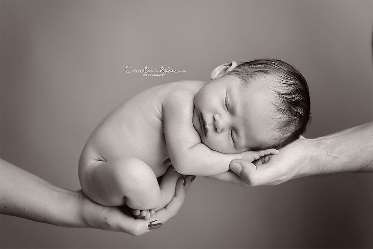 Neugeborenenfots newbornshooting Neugeborenenfotografie Babyfotografie Babyfotograf portrait photographer Zug Zuerich Luzern Family portraits Cornelia Moebes Photography