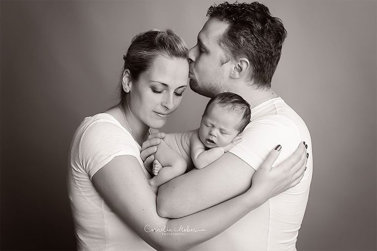 Neugeborenenfots newbornshooting Neugeborenenfotografie Babyfotografie Babyfotograf portrait photographer Zug Zuerich Luzern Family portraits Cornelia Moebes Photography