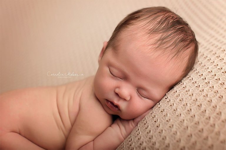 Neugeborenenfots newbornshooting Neugeborenenfotografie Babyfotografie Babyfotograf portrait photographer Zug Zuerich Luzern Family portraits Cornelia Moebes Photography