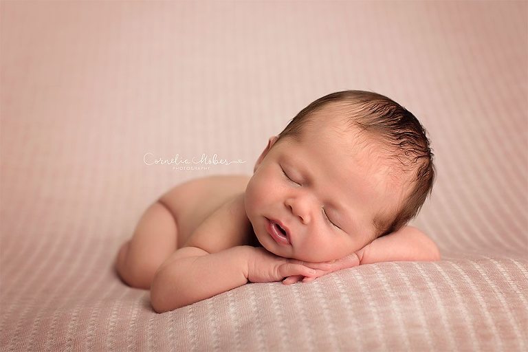 Neugeborenenfots newbornshooting Neugeborenenfotografie Babyfotografie Babyfotograf portrait photographer Zug Zuerich Luzern Family portraits Cornelia Moebes Photography