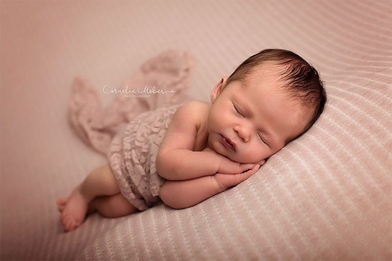 Neugeborenenfots newbornshooting Neugeborenenfotografie Babyfotografie Babyfotograf portrait photographer Zug Zuerich Luzern Family portraits Cornelia Moebes Photography