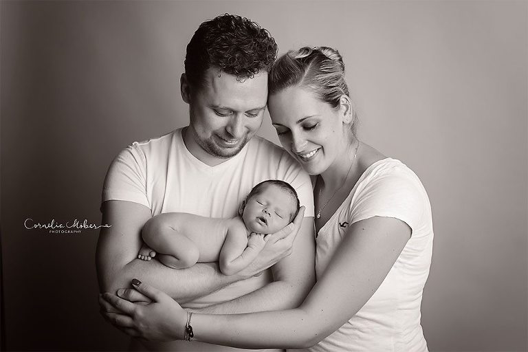 Neugeborenenfots newbornshooting Neugeborenenfotografie Babyfotografie Babyfotograf portrait photographer Zug Zuerich Luzern Family portraits Cornelia Moebes Photography