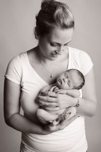 Neugeborenenfots newbornshooting Neugeborenenfotografie Babyfotografie Babyfotograf portrait photographer Zug Zuerich Luzern Family portraits Cornelia Moebes Photography
