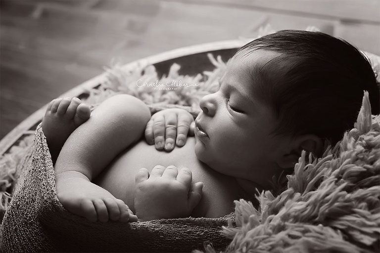 Neugeborenenbilder Neugeborenenshooting Neugeborenenfotografie newbornphotography newborn shooting Babyfotografie Babyfotograf Zug Zürich Luzern Aargau Schwyz Cornelia Moebes Photography