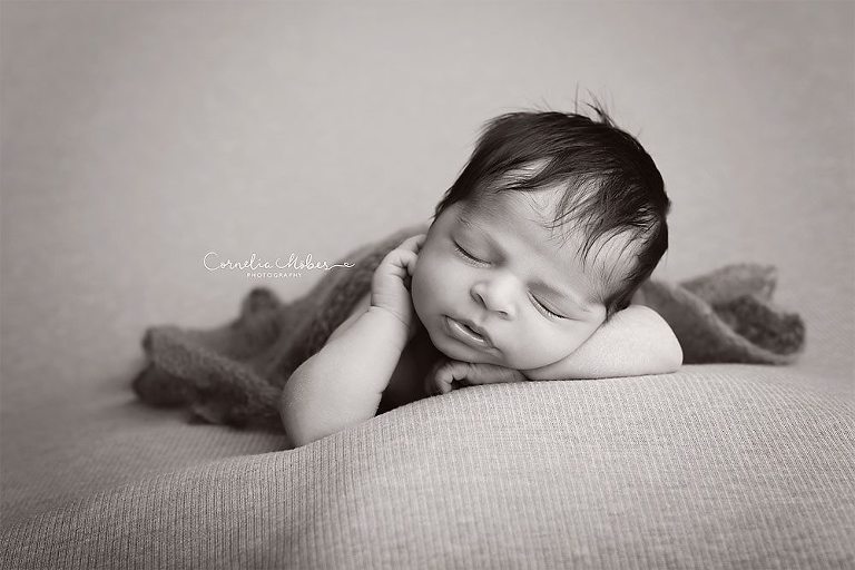 Neugeborenenbilder Neugeborenenshooting Neugeborenenfotografie newbornphotography newborn shooting Babyfotografie Babyfotograf Zug Zürich Luzern Aargau Schwyz Cornelia Moebes Photography