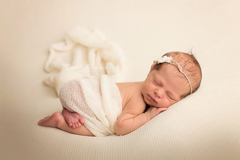 Neugeborenenbilder Neugeborenenshooting Neugeborenenfotografie newbornphotography newborn shooting Babyfotografie Babyfotograf Zug Zürich Luzern Aargau Schwyz Cornelia Moebes Photography