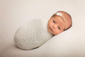 Neugeborenenbilder Babygirl Babyfotografie newbornshooting Neugeborenenfotografie Babyfotos Familie Cornelia Moebes Photography
