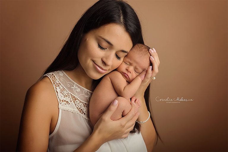 Neugeborenenbilder Babygirl Babyfotografie newbornshooting Neugeborenenfotografie Babyfotos Familie Cornelia Moebes Photography