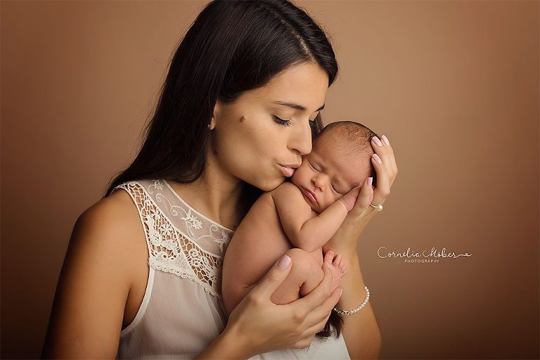 Neugeborenenbilder Babygirl Babyfotografie newbornshooting Neugeborenenfotografie Babyfotos Familie Cornelia Moebes Photography