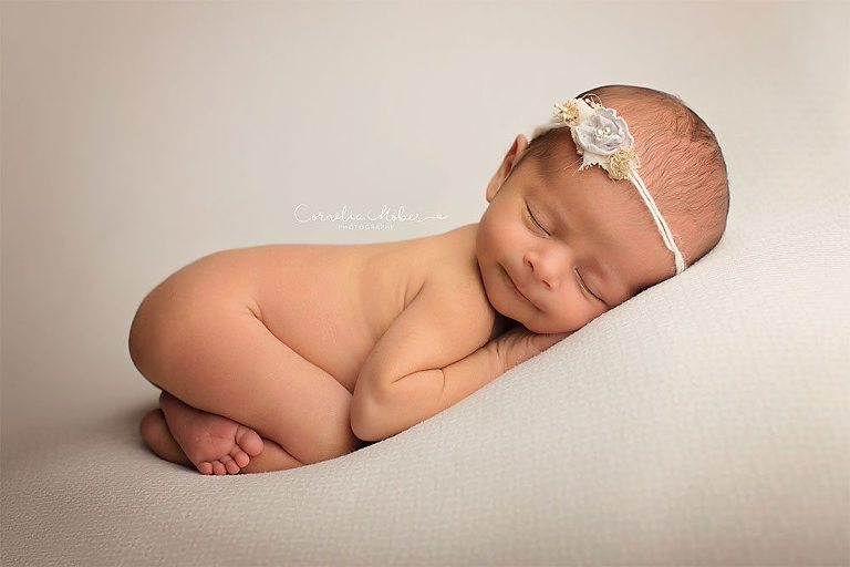 Neugeborenenbilder Babygirl Babyfotografie newbornshooting Neugeborenenfotografie Babyfotos Familie Cornelia Moebes Photography