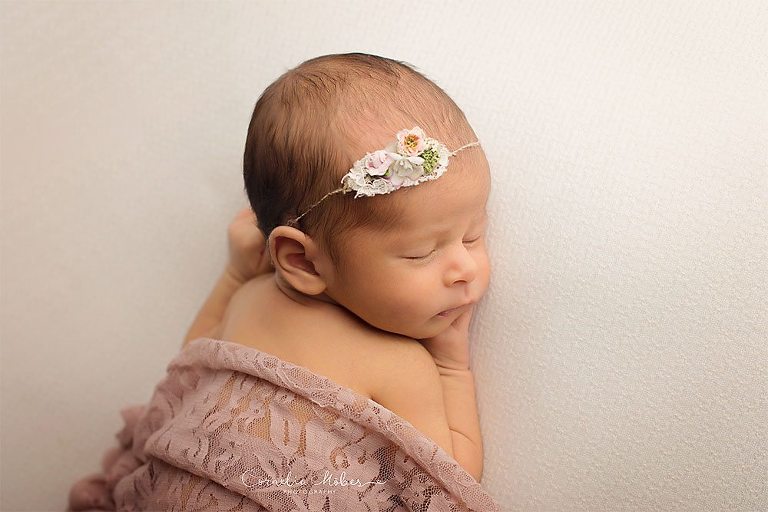 Neugeborenenbilder Babygirl Babyfotografie newbornshooting Neugeborenenfotografie Babyfotos Familie Cornelia Moebes Photography