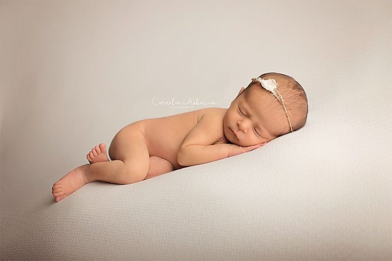 Neugeborenenbilder Babygirl Babyfotografie newbornshooting Neugeborenenfotografie Babyfotos Familie Cornelia Moebes Photography