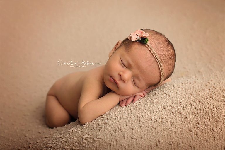 Neugeborenenbilder Babygirl Babyfotografie newbornshooting Neugeborenenfotografie Babyfotos Familie Cornelia Moebes Photography