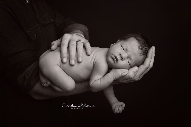 Neugeborenenbilder Babyboy Babyfotografie newbornshooting Neugeborenenfotografie Babyfotos Familie Cornelia Moebes Photography