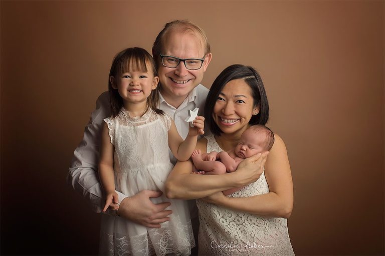 Neugeborenenshooting Newbornsession Babyfotografie Babybilder Familienfotograf Cornelia Moebes Photography Zug Zürich Luzern