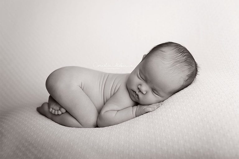 Neugeborenenshooting Newbornsession Babyfotografie Babybilder Familienfotograf Cornelia Moebes Photography Zug Zürich Luzern