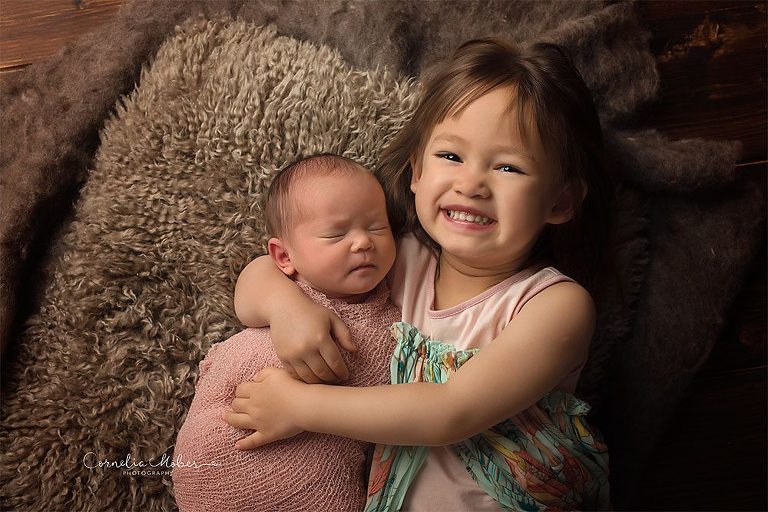 Neugeborenenshooting Newbornsession Babyfotografie Babybilder Familienfotograf Cornelia Moebes Photography Zug Zürich Luzern