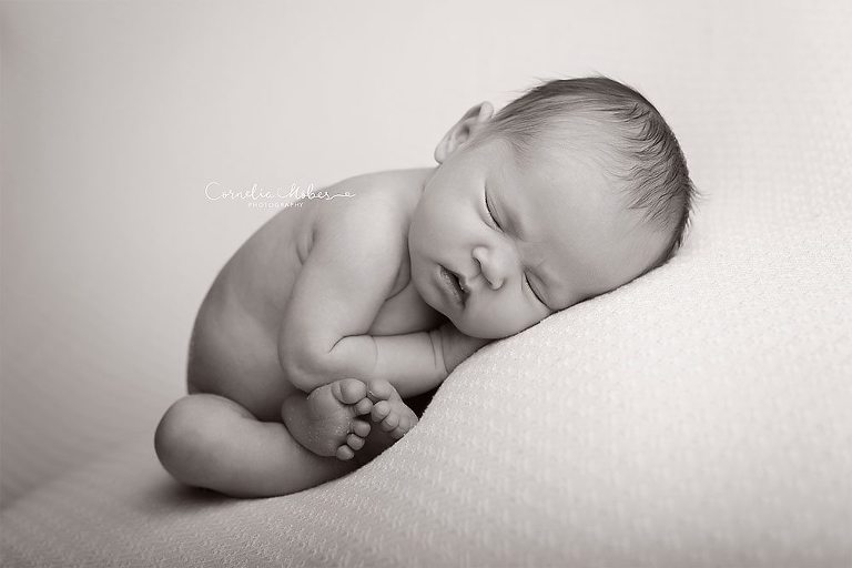 Neugeborenenshooting Newbornsession Babyfotografie Babybilder Familienfotograf Cornelia Moebes Photography Zug Zürich Luzern