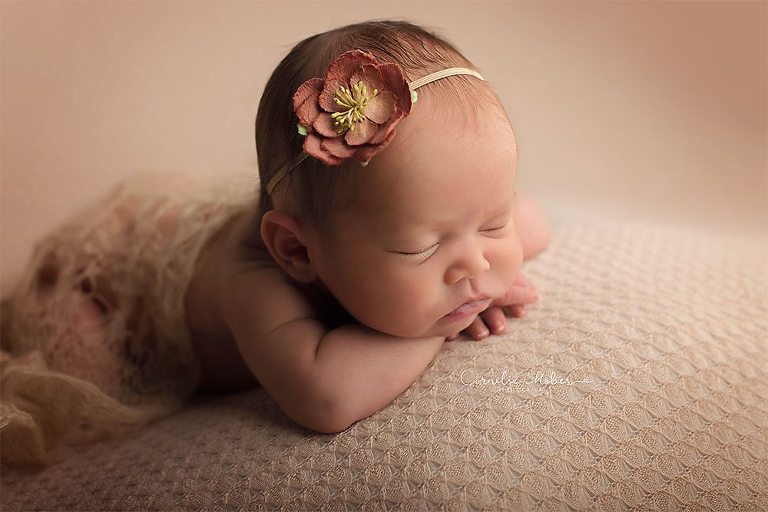 Neugeborenenshooting Newbornsession Babyfotografie Babybilder Familienfotograf Cornelia Moebes Photography Zug Zürich Luzern