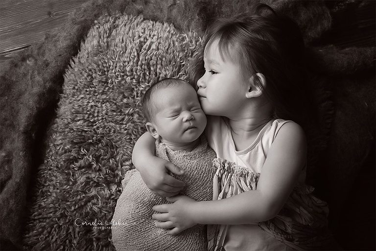 Neugeborenenshooting Newbornsession Babyfotografie Babybilder Familienfotograf Cornelia Moebes Photography Zug Zürich Luzern