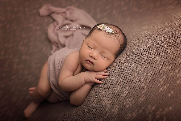 Neugeborenenshooting Neugeborenenfotografie Babyfotografie newbornshooting baby girl maternity composite Cornelia Moebes Photography