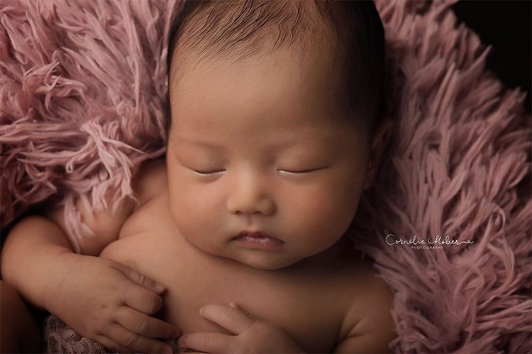 Neugeborenenshooting Neugeborenenfotografie Babyfotografie newbornshooting baby girl maternity composite Cornelia Moebes Photography