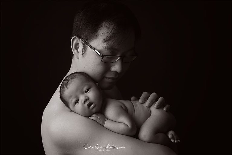 Neugeborenenshooting Neugeborenenfotografie Babyfotografie newbornshooting baby girl maternity composite Cornelia Moebes Photography