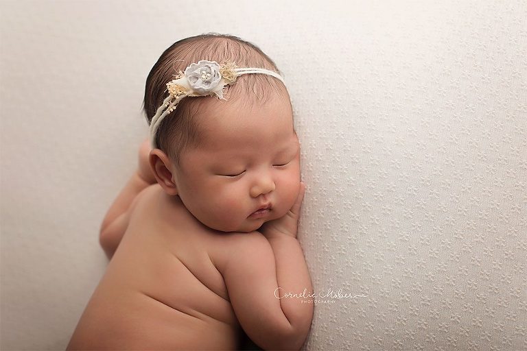 Neugeborenenshooting Neugeborenenfotografie Babyfotografie newbornshooting baby girl maternity composite Cornelia Moebes Photography