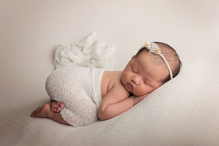 Neugeborenenshooting Neugeborenenfotografie Babyfotografie newbornshooting baby girl maternity composite Cornelia Moebes Photography