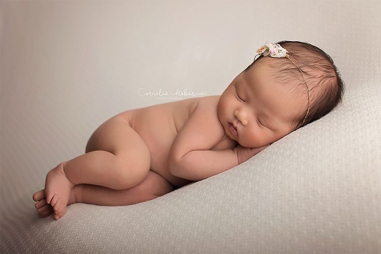 Neugeborenenshooting Neugeborenenfotografie Babyfotografie newbornshooting baby girl maternity composite Cornelia Moebes Photography