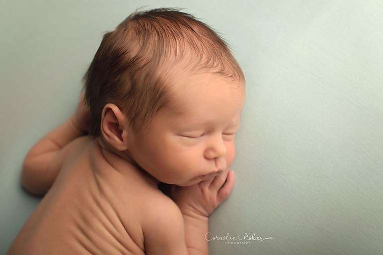 Neugeborenenshooting Newbornsession Neugeborenenfotograf Babyfotografie Babybilder erste Portraits Familienshooting Cornelia Moebes Photography Zug Zürich Luzern