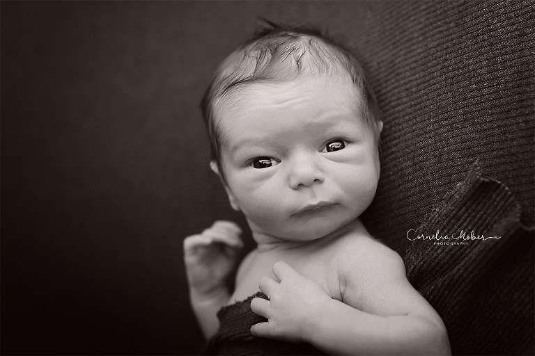 Neugeborenenshooting Newbornsession Neugeborenenfotograf Babyfotografie Babybilder erste Portraits Familienshooting Cornelia Moebes Photography Zug Zürich Luzern